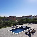 Apartmant Franica With Heated Pool And Jacuzzi