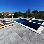 Apartmant Franica With Heated Pool And Jacuzzi Apartamento *