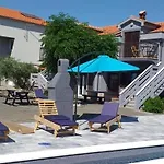 Apartmant Franica With Heated Pool And Jacuzzi Apartamento *