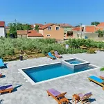 Apartmant Franica With Heated Pool And Jacuzzi Apartamento