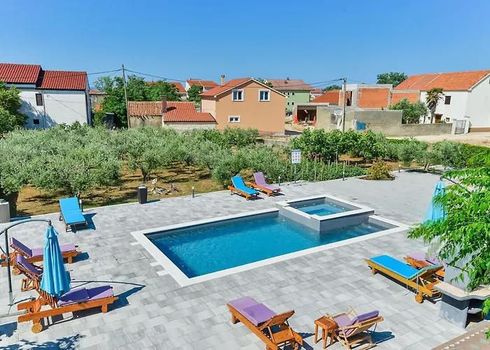 Apartmant Franica With Heated Pool And Jacuzzi Апартаменты