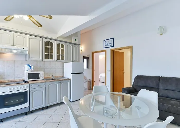 Apartmant Franica With Heated Pool And Jacuzzi Привлака