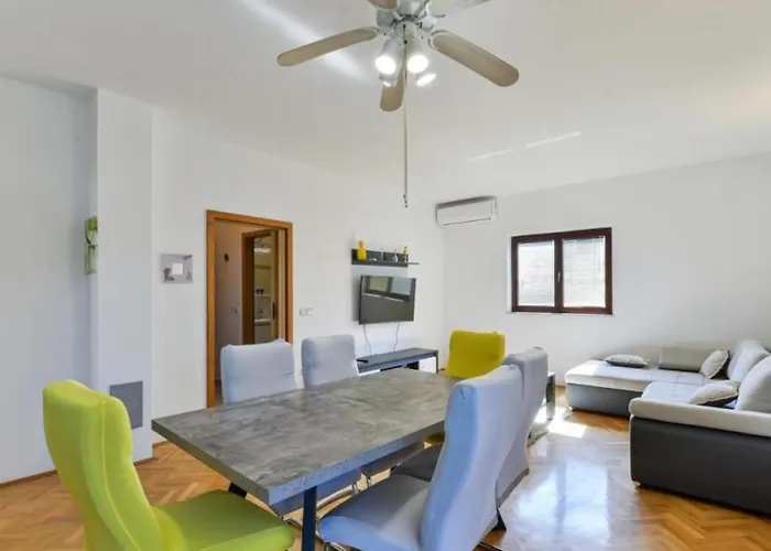 Апартаменты Apartmant Franica With Heated Pool And Jacuzzi Привлака