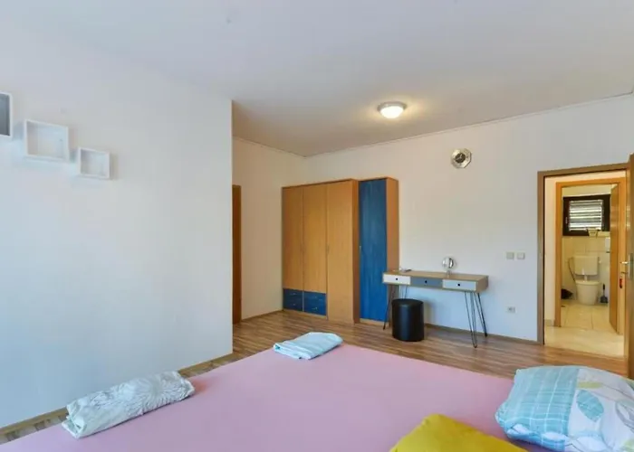Апартаменты Apartmant Franica With Heated Pool And Jacuzzi Привлака