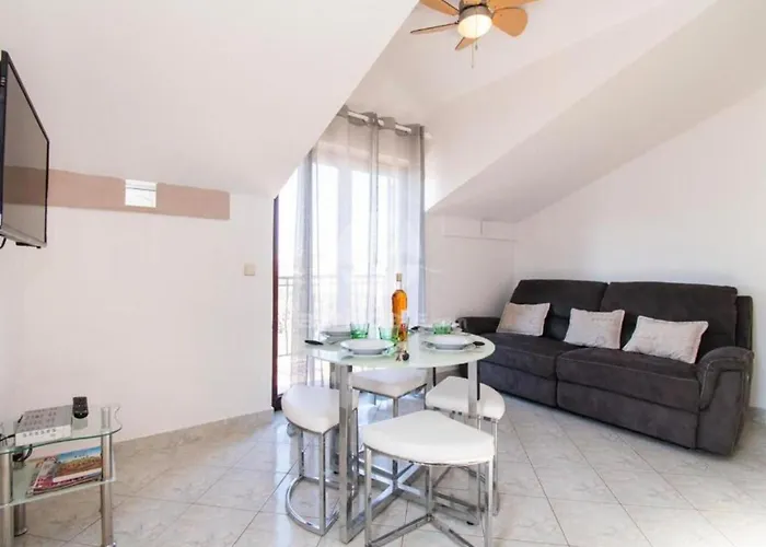 Apartmant Franica With Heated Pool And Jacuzzi Привлака