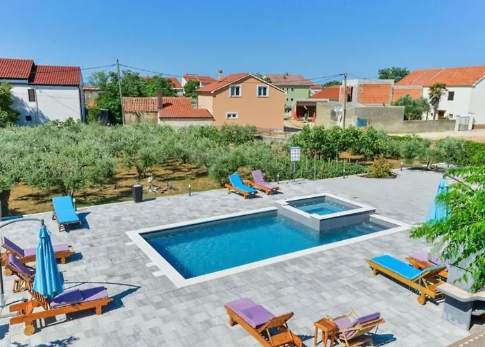 Apartmant Franica With Heated Pool And Jacuzzi Апартаменты