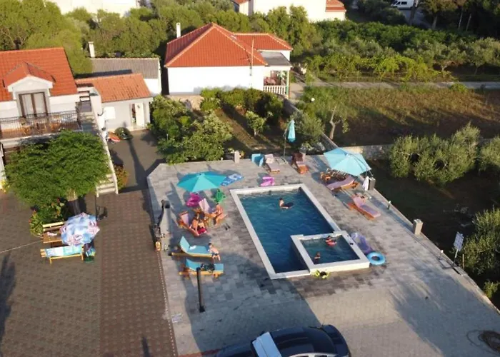 Apartmant Franica With Heated Pool And Jacuzzi Апартаменты Привлака