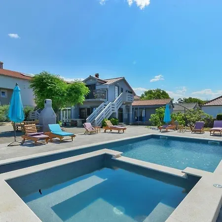 Apartmant Franica With Heated Pool And Jacuzzi