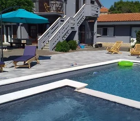 Apartment Apartmant Franica With Heated Pool And Jacuzzi *