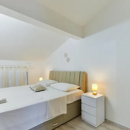 Apartment Apartmant Franica With Heated Pool And Jacuzzi *