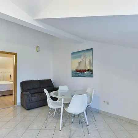 Apartment Apartmant Franica With Heated Pool And Jacuzzi *